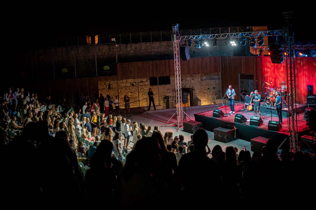 Daleka obala dva i pol sata redala hitove, za bubnjeve sjeo i proslavljeni Roko Ukić