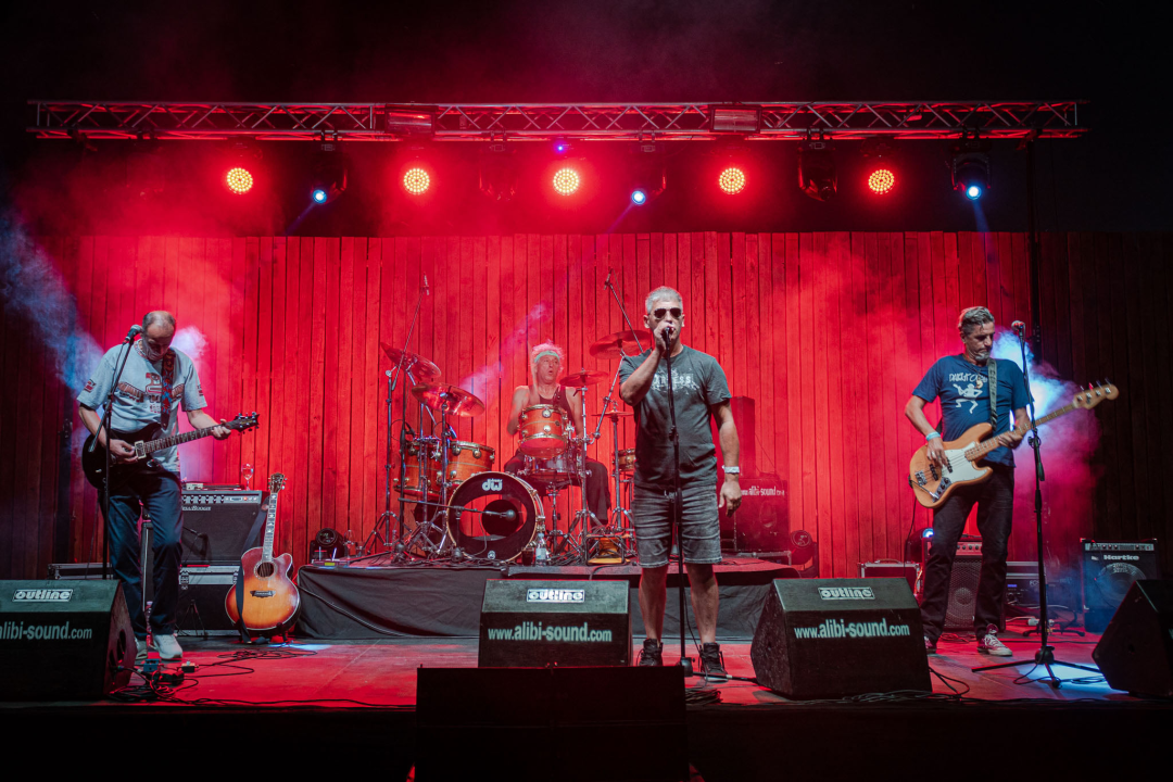 Daleka obala dva i pol sata redala hitove, za bubnjeve sjeo i proslavljeni Roko Ukić