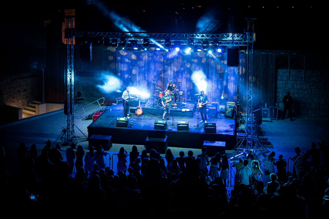 Daleka obala dva i pol sata redala hitove, za bubnjeve sjeo i proslavljeni Roko Ukić