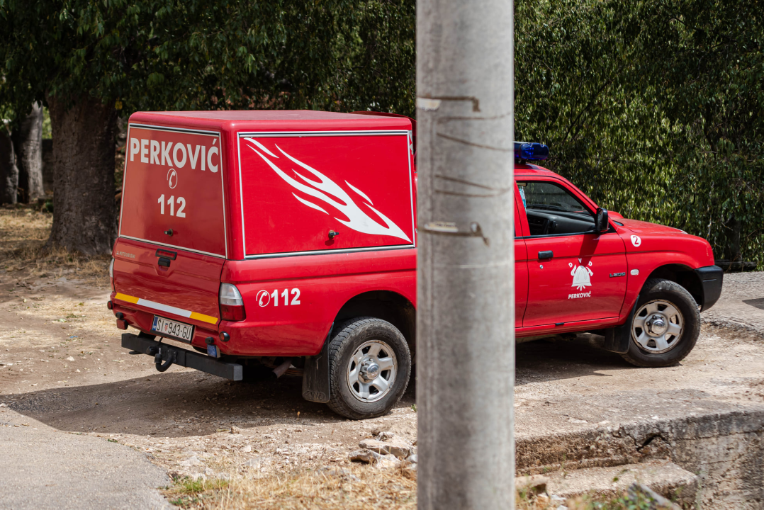 Nakon cijelog dana lokalizirani požari kod Perkovića: Gorjelo na 107 hektara terena