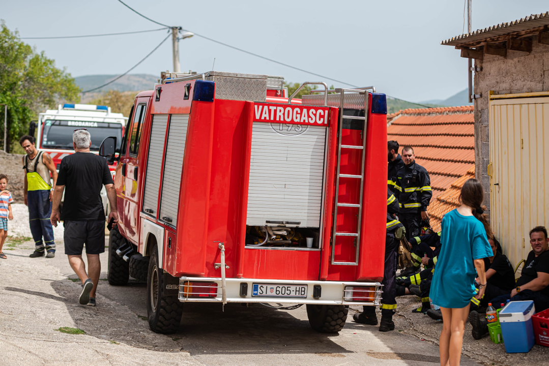Nakon cijelog dana lokalizirani požari kod Perkovića: Gorjelo na 107 hektara terena