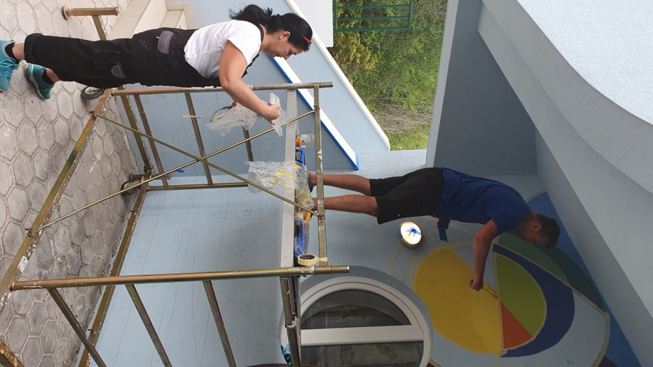 Ovako sada izgleda ulaz u vrtić Vidici, oslikali su ga profesori Stela i Antoni