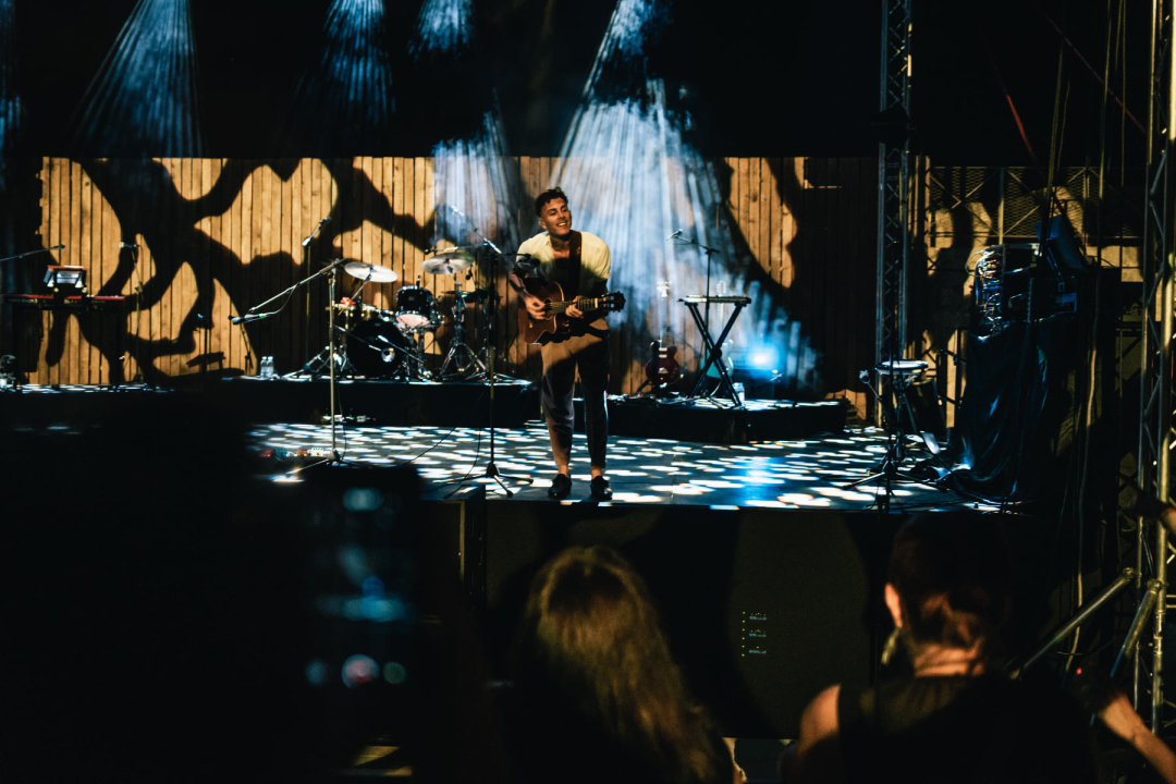 Asaf Avidan u Šibeniku: Bol, patnja, ljubav, unikatan talent i kiselost pokvarenog piva  