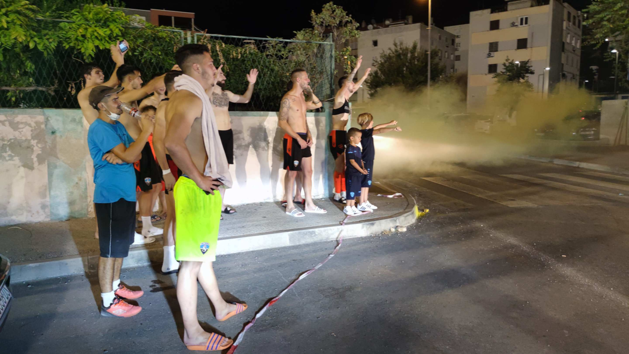 Euforija ispred stadiona: Navijači i igrači slavili pobjedu Šibenika