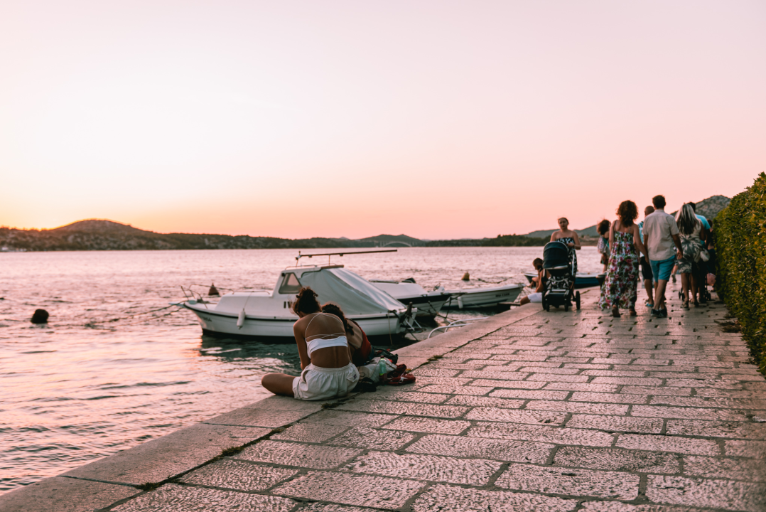 Grad je pun ljudi: Uz buru lakše se diše pa turisti, osim u čarobnom zalasku, uživaju u prešetavanju rivom!
