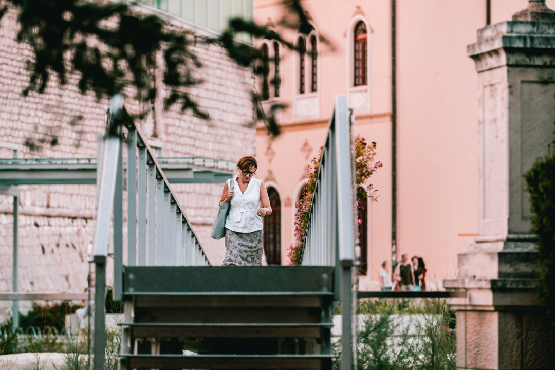 Grad je pun ljudi: Uz buru lakše se diše pa turisti, osim u čarobnom zalasku, uživaju u prešetavanju rivom!
