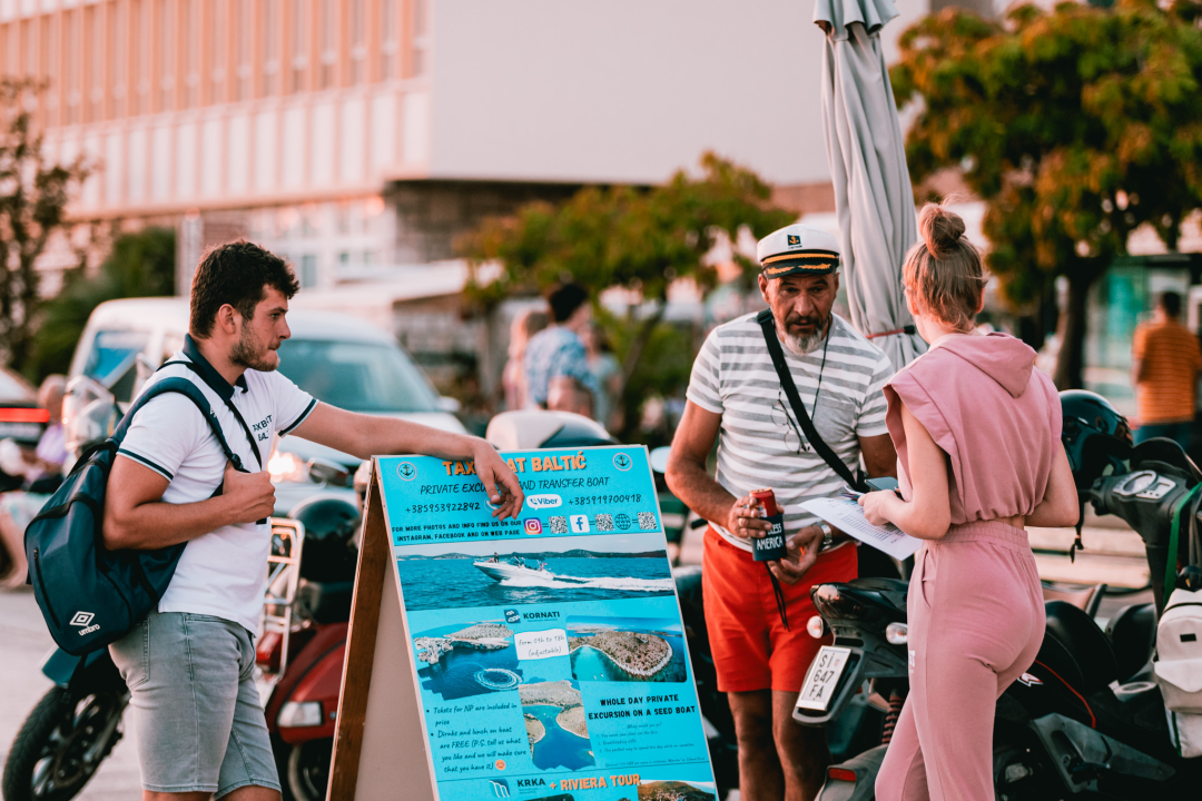 Grad je pun ljudi: Uz buru lakše se diše pa turisti, osim u čarobnom zalasku, uživaju u prešetavanju rivom!