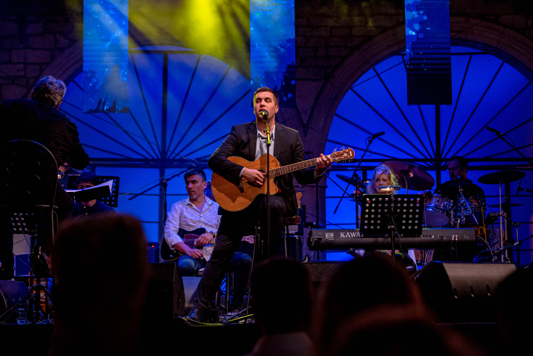 Odijela, ležerne košulje, otkačene kombinacije, svečane haljine: Pogledajte što se nosilo na pozornici 24. Šansone