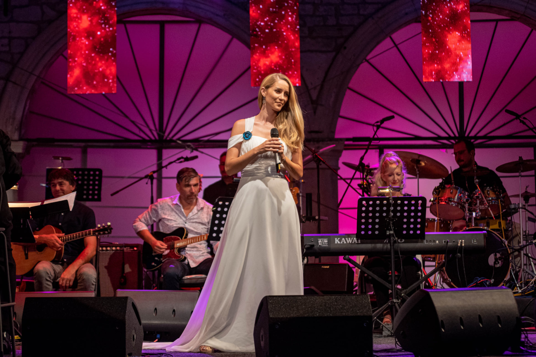 Odijela, ležerne košulje, otkačene kombinacije, svečane haljine: Pogledajte što se nosilo na pozornici 24. Šansone