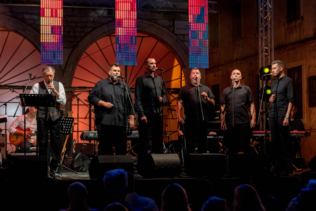 Odijela, ležerne košulje, otkačene kombinacije, svečane haljine: Pogledajte što se nosilo na pozornici 24. Šansone