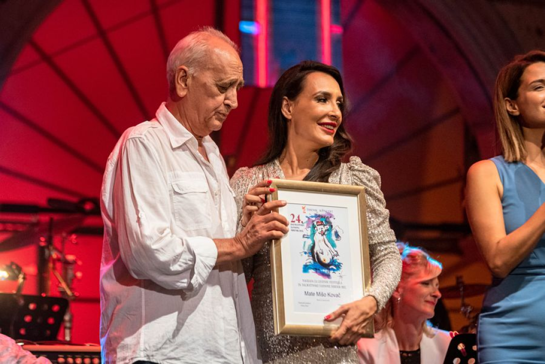 Odijela, ležerne košulje, otkačene kombinacije, svečane haljine: Pogledajte što se nosilo na pozornici 24. Šansone