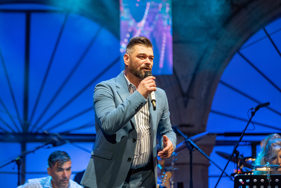 Odijela, ležerne košulje, otkačene kombinacije, svečane haljine: Pogledajte što se nosilo na pozornici 24. Šansone