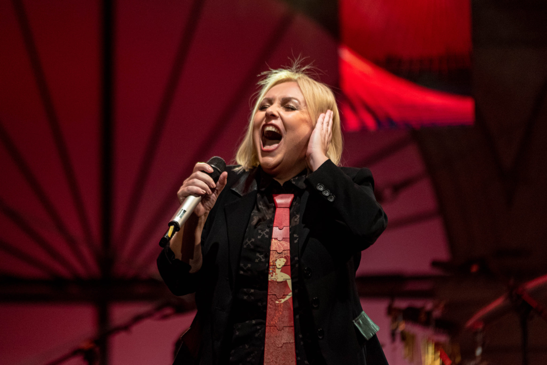 Odijela, ležerne košulje, otkačene kombinacije, svečane haljine: Pogledajte što se nosilo na pozornici 24. Šansone