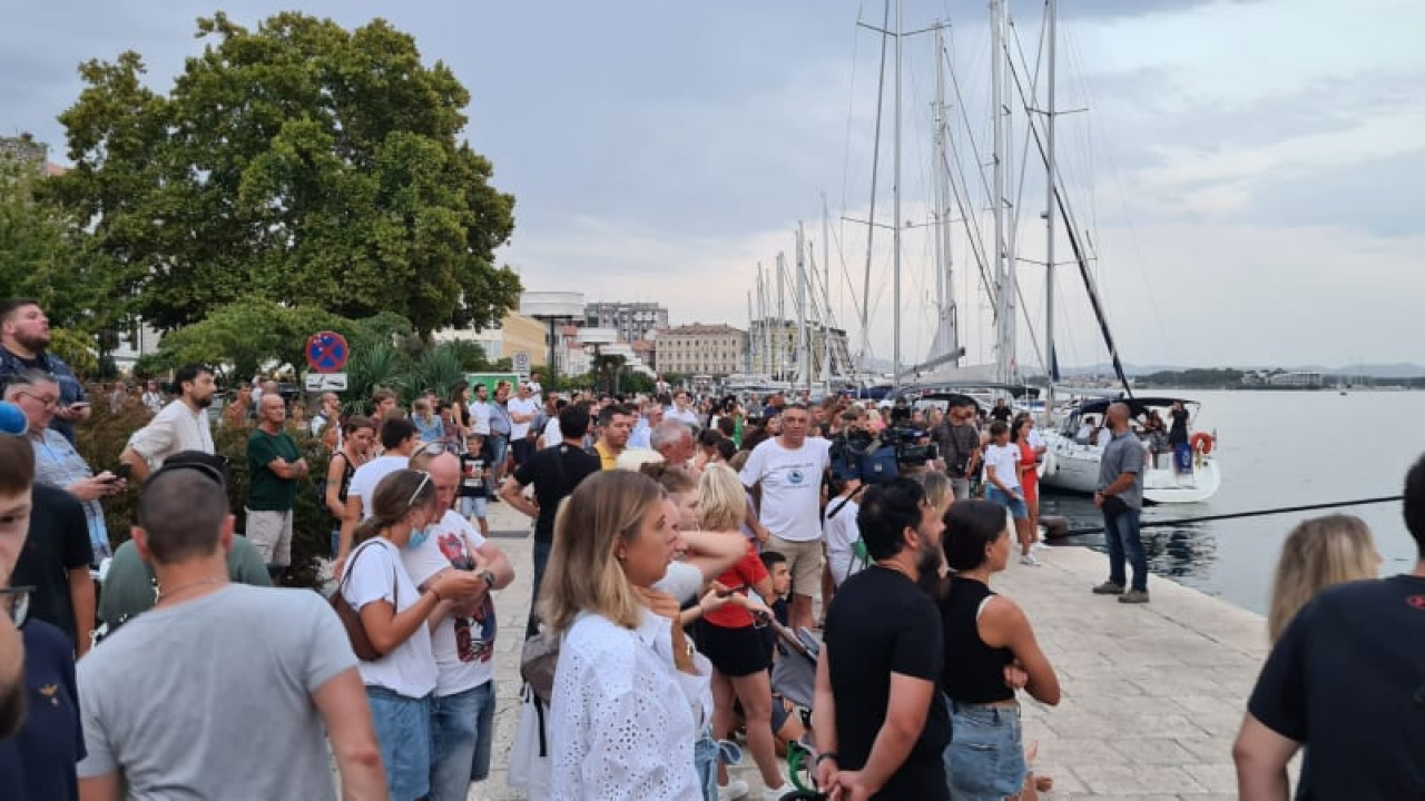 Michael Jordan na luksuznoj jahti pristao za šibensku rivu, more ljudi došlo gledati privezivanje