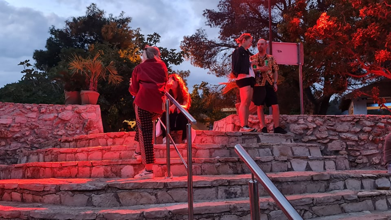 Ljeto je malo popustilo, ali u Tisnom se i dalje pleše: 'Engleza na Gardenu ima ko Rusa'