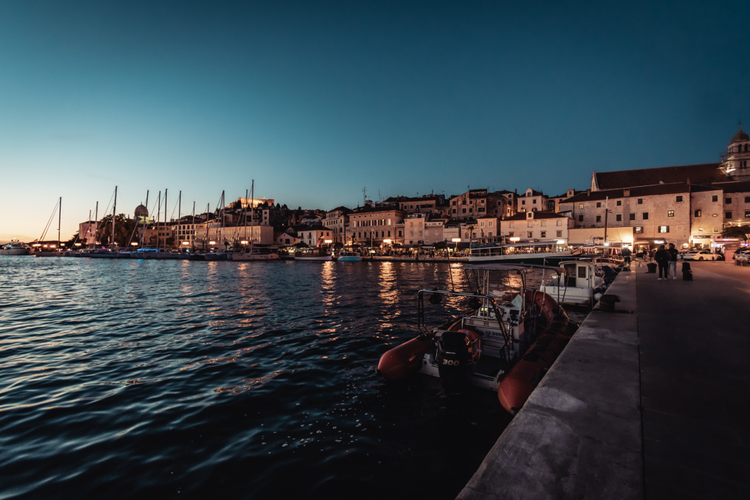 Šibenik zasjao svjetlosnim instalacijama i vatrometom: Na rivi prikazani i filmski kadrovi grada iz 1904. godine