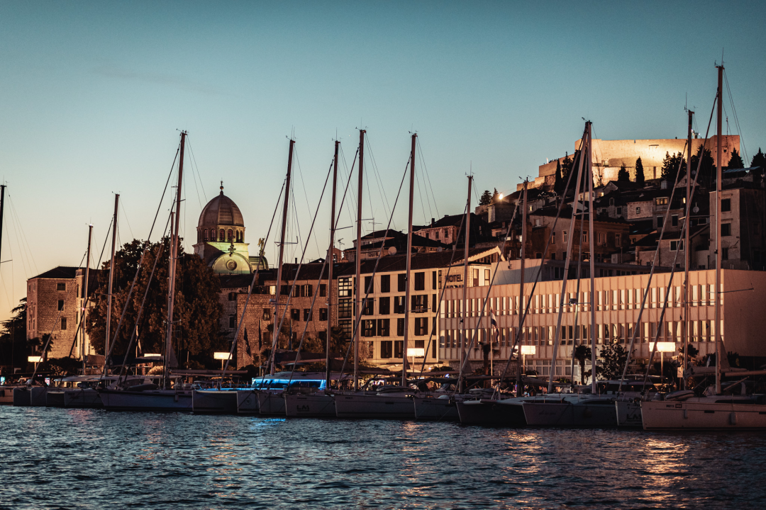 Šibenik zasjao svjetlosnim instalacijama i vatrometom: Na rivi prikazani i filmski kadrovi grada iz 1904. godine