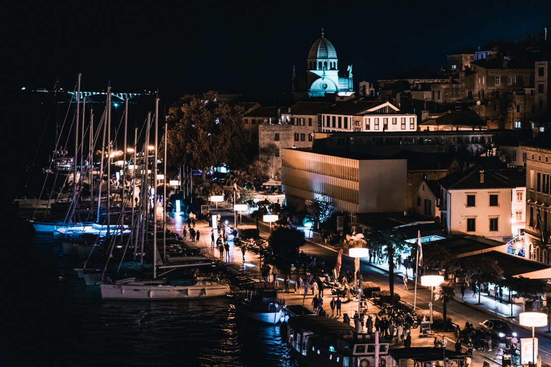 Šibenik zasjao svjetlosnim instalacijama i vatrometom: Na rivi prikazani i filmski kadrovi grada iz 1904. godine