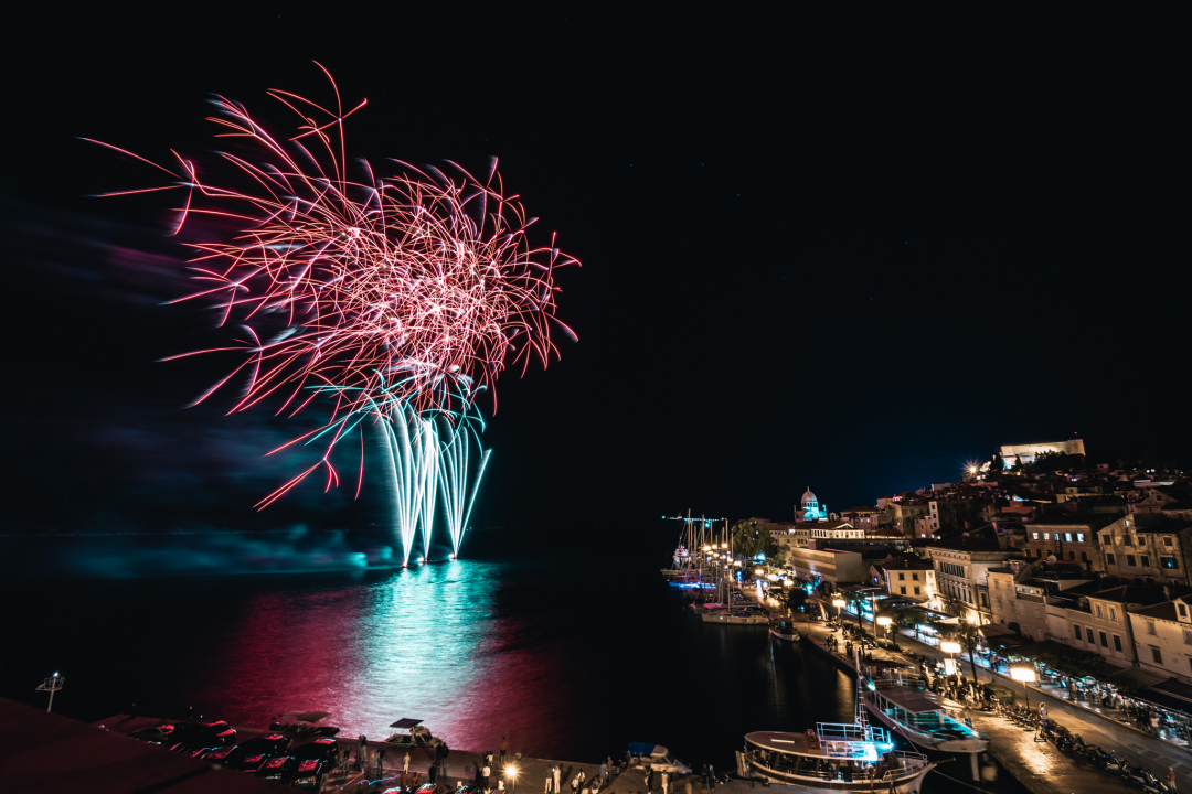 Šibenik zasjao svjetlosnim instalacijama i vatrometom: Na rivi prikazani i filmski kadrovi grada iz 1904. godine