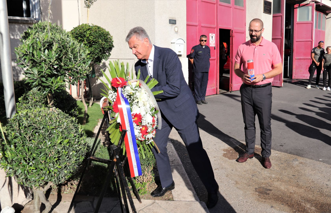 Kod Vatrogasnog doma u Šibeniku položeni vijenci i zapaljene svijeće u spomen na stradale vatrogasce