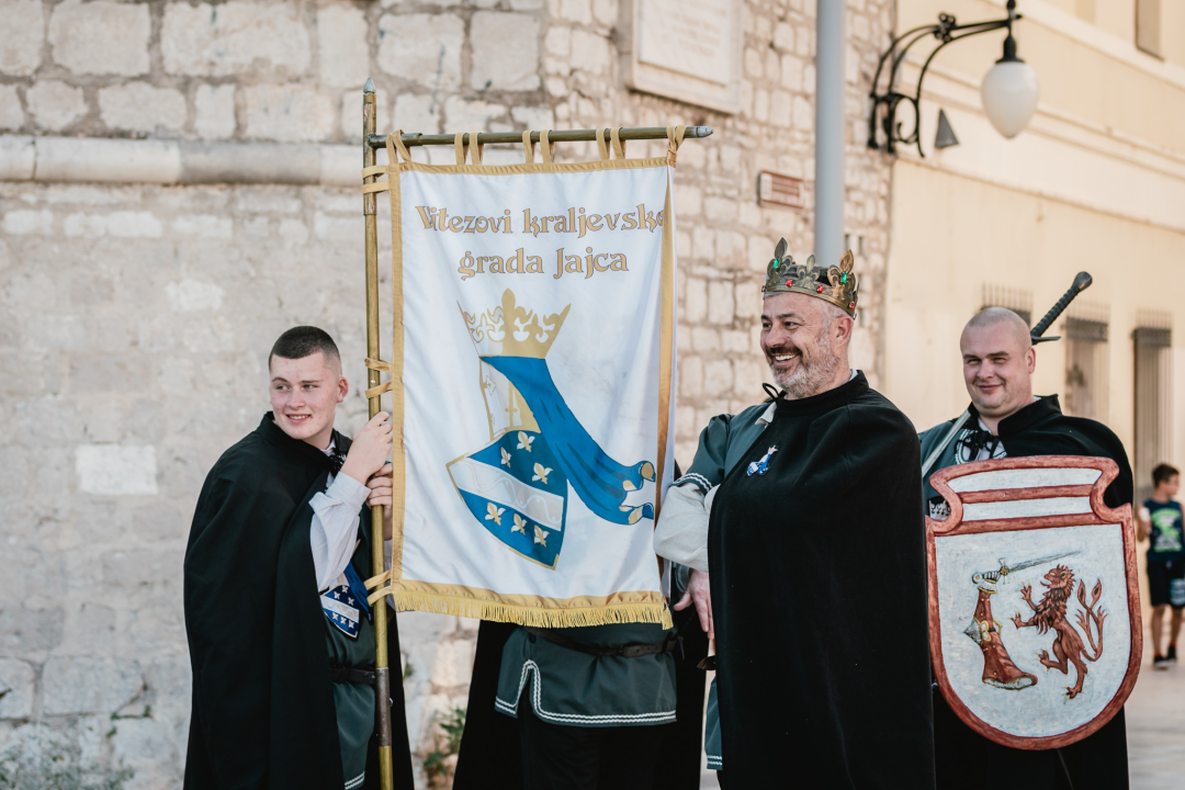 Šibenik se vratio u srednji vijek: Gradska straža i vitezovi kod katedrale ‘upali’ na vjenčanje!