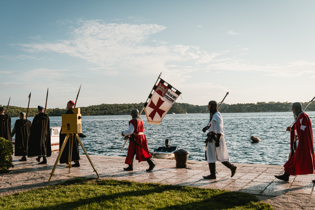 Šibenik se vratio u srednji vijek: Gradska straža i vitezovi kod katedrale ‘upali’ na vjenčanje!