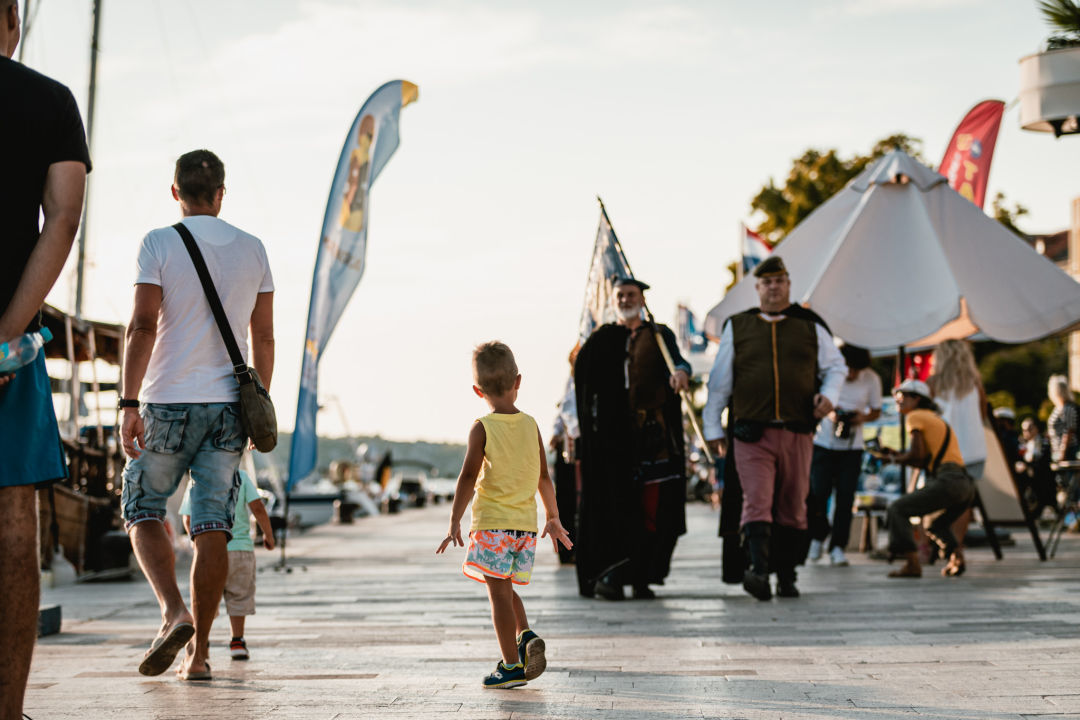 Šibenik se vratio u srednji vijek: Gradska straža i vitezovi kod katedrale ‘upali’ na vjenčanje!