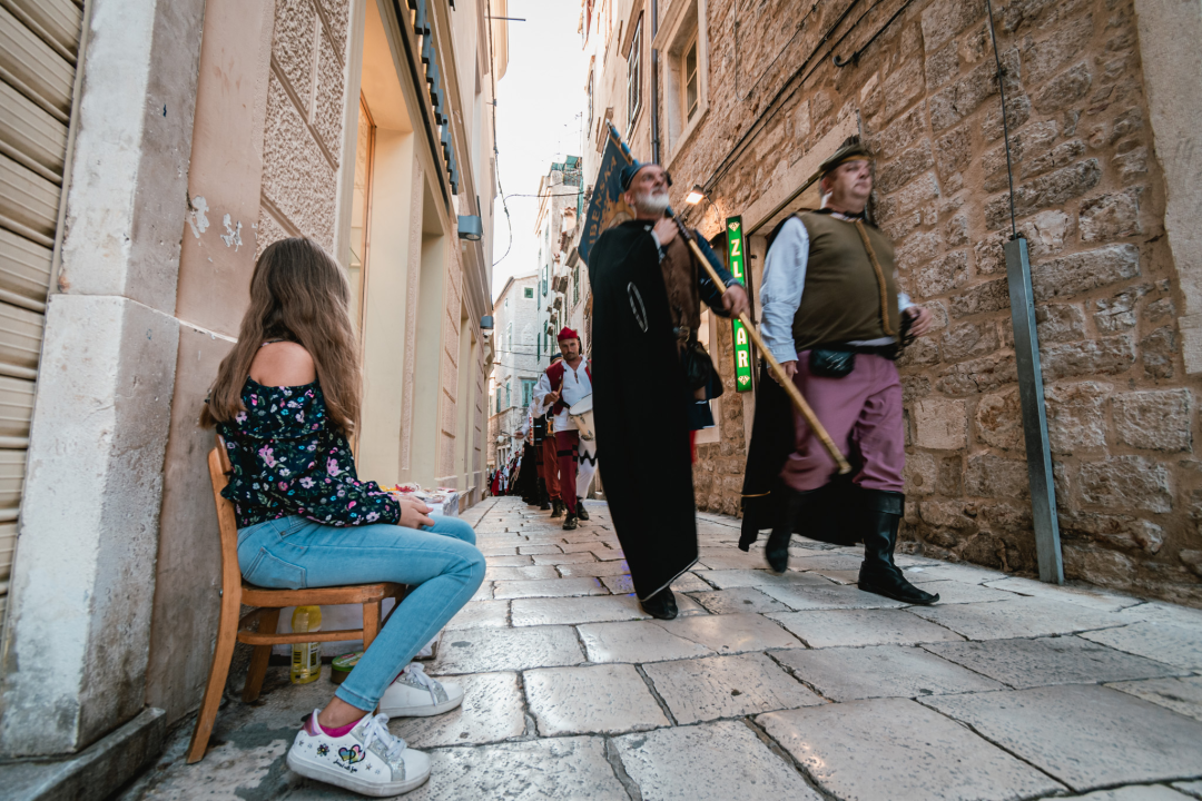 Šibenik se vratio u srednji vijek: Gradska straža i vitezovi kod katedrale ‘upali’ na vjenčanje!