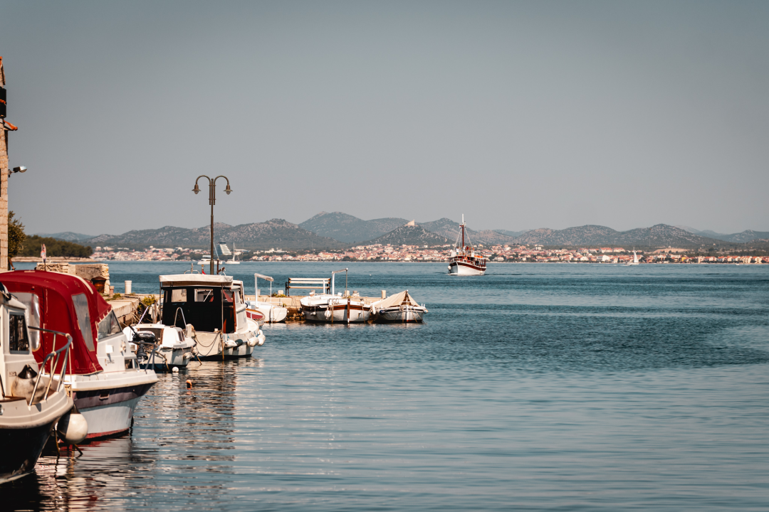 Na Zlarinu vrijeme sporije teče: Ljudi su po kafićima, sunčaju se, rade na brodovima...ključna riječ je 'pomalo'!