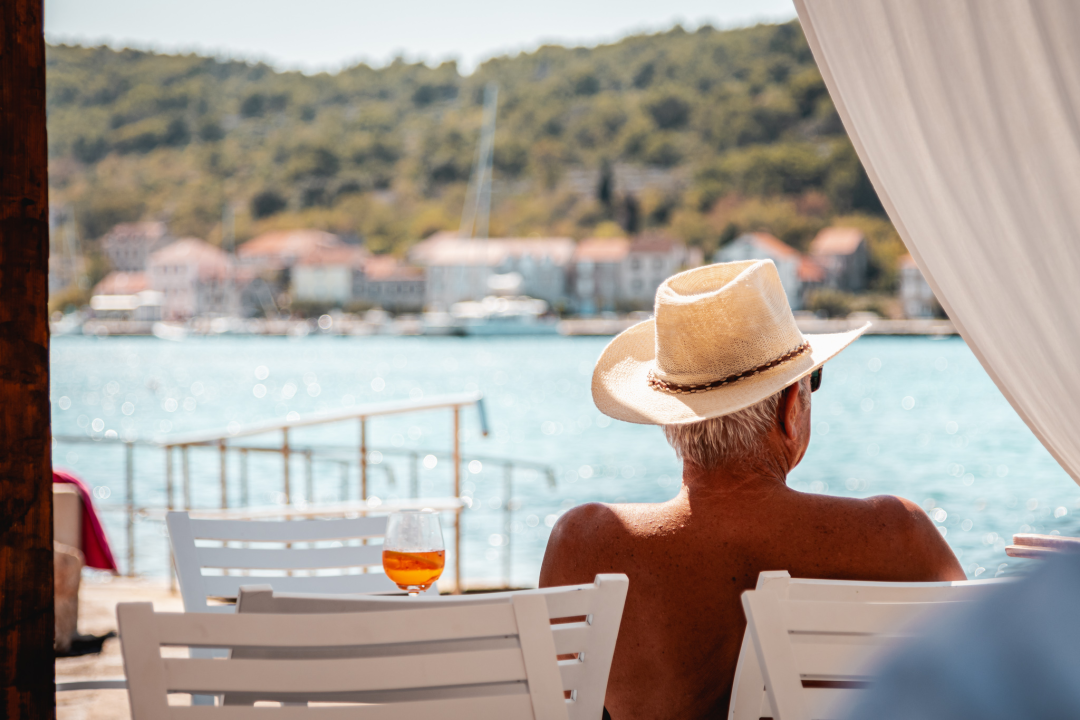 Na Zlarinu vrijeme sporije teče: Ljudi su po kafićima, sunčaju se, rade na brodovima...ključna riječ je 'pomalo'!