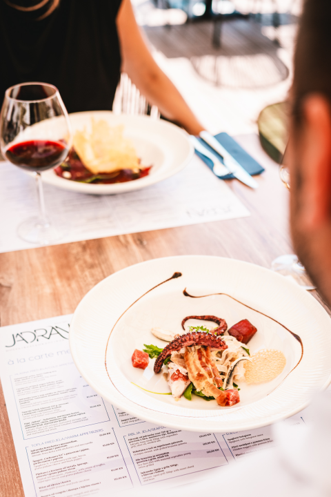 Terasa hotela Jadran ovog ljeta ‘vraćena’ Šibenčanima, a svirke uživo nastavljaju i nakon sezone! 