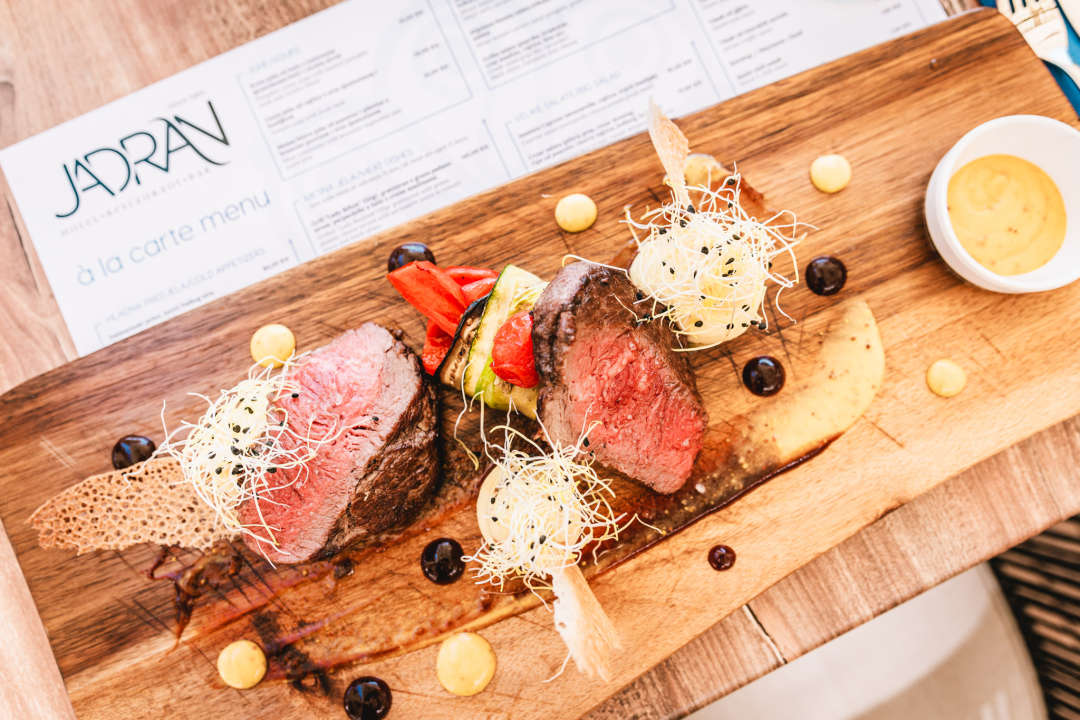 Terasa hotela Jadran ovog ljeta ‘vraćena’ Šibenčanima, a svirke uživo nastavljaju i nakon sezone! 