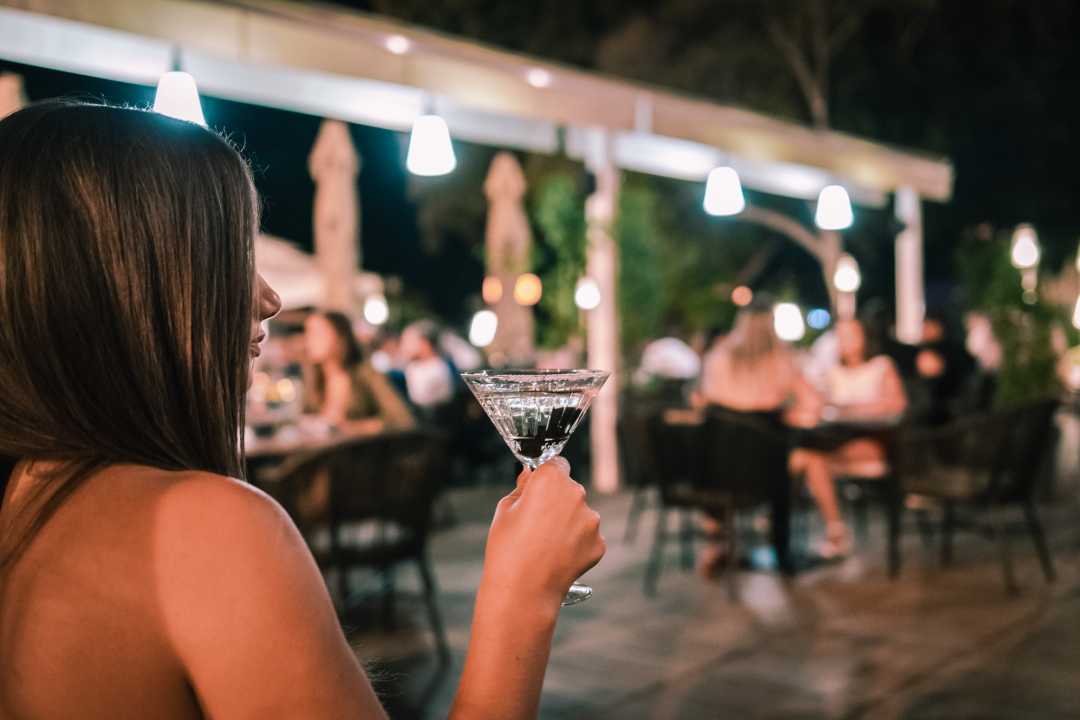 Terasa hotela Jadran ovog ljeta ‘vraćena’ Šibenčanima, a svirke uživo nastavljaju i nakon sezone! 