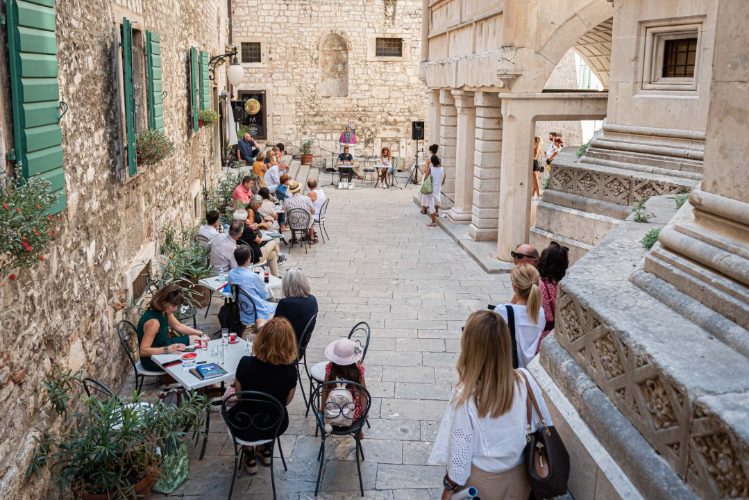 Pjesnici i pisci šibenskog kraja zablistali pored krstionice: Stihovi i kratke priče uz jutarnju kavu
