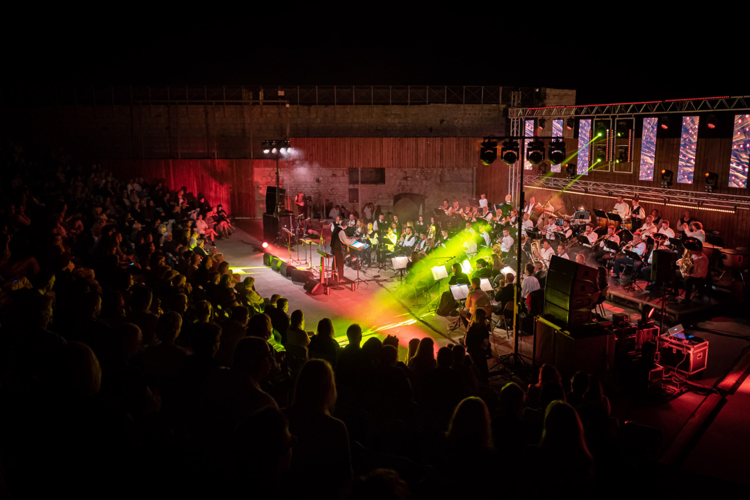 Šibenska narodna glazba i 4 tenora raspjevali publiku za kraj sezone