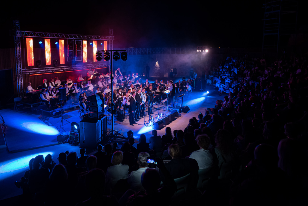 Šibenska narodna glazba i 4 tenora raspjevali publiku za kraj sezone