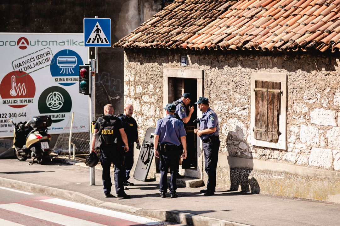 Razbojništvo u ljekarni kod Kronjinog magazina: Nema ozlijeđenih, razbojnik uhićen u blizini