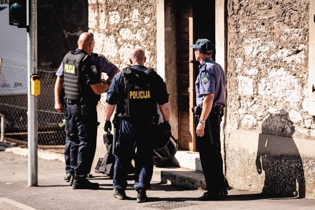 Razbojništvo u ljekarni kod Kronjinog magazina: Nema ozlijeđenih, razbojnik uhićen u blizini