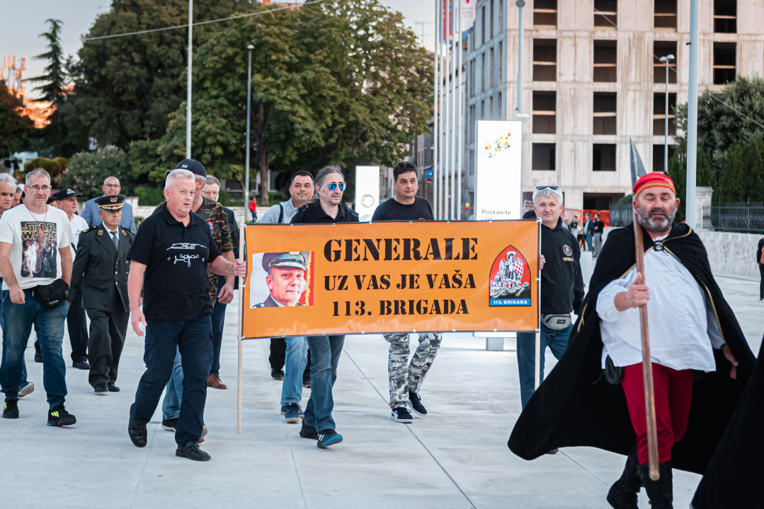 Fotogalerija mimohoda branitelja šibenskim ulicama do tvrđave sv. Mihovila