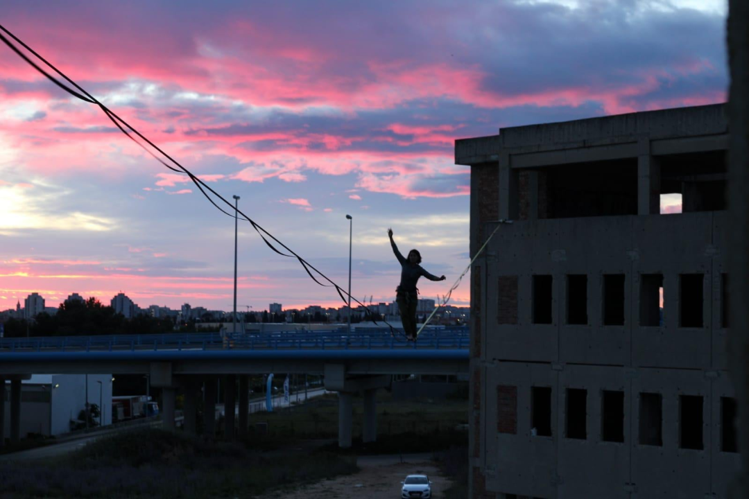 Ova silueta nad kanalom je Šibenčanka Antonia Gašperov: 'Highline je sigurniji od vožnje autom, a adrenalin je najveći neprijatelj u zraku'
