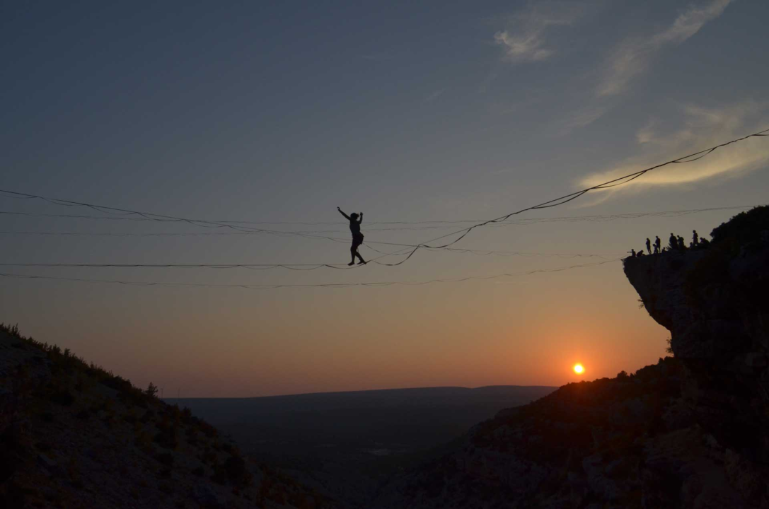 Ova silueta nad kanalom je Šibenčanka Antonia Gašperov: 'Highline je sigurniji od vožnje autom, a adrenalin je najveći neprijatelj u zraku'