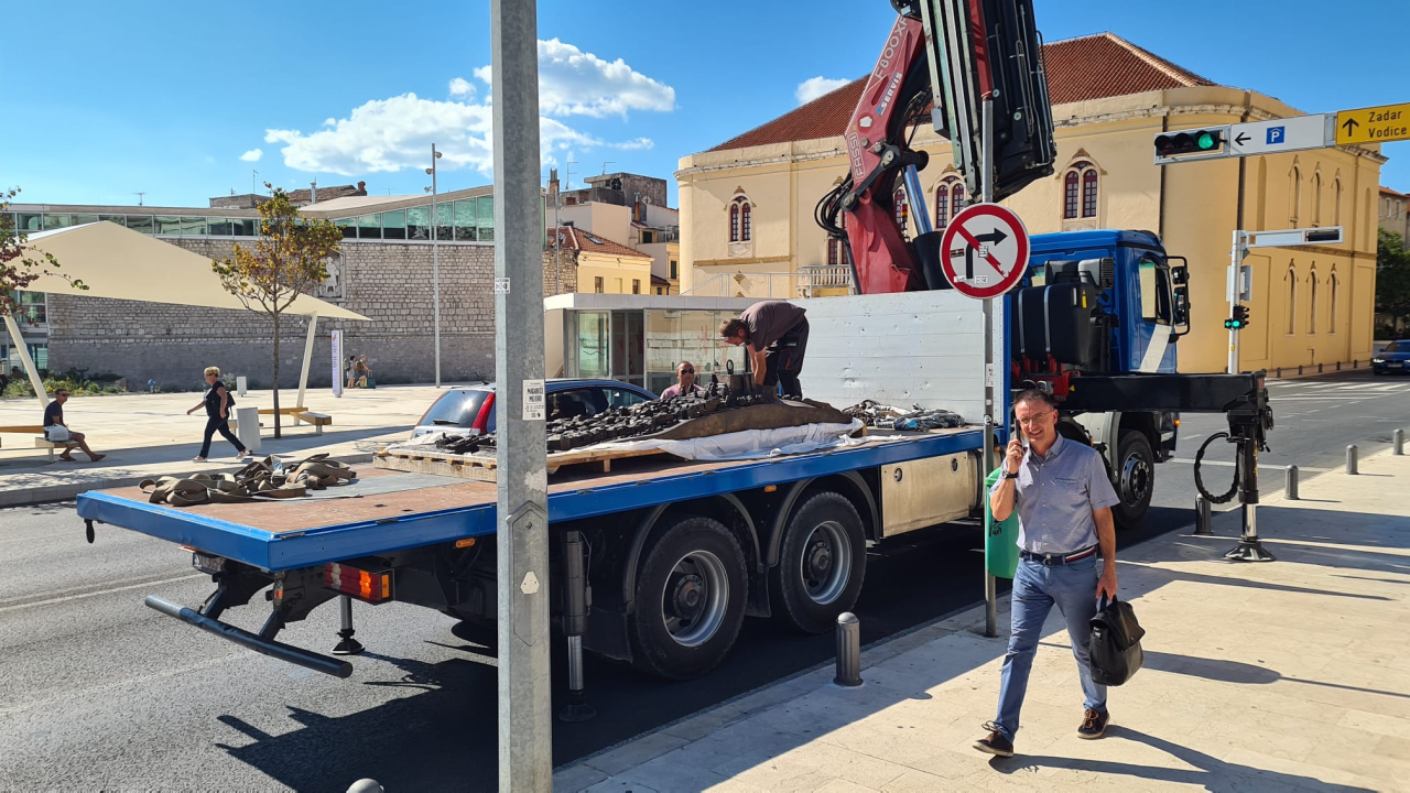 Skulptura Zvonimira Vile stigla pred gradsku upravu, svečano otkrivanje u srijedu