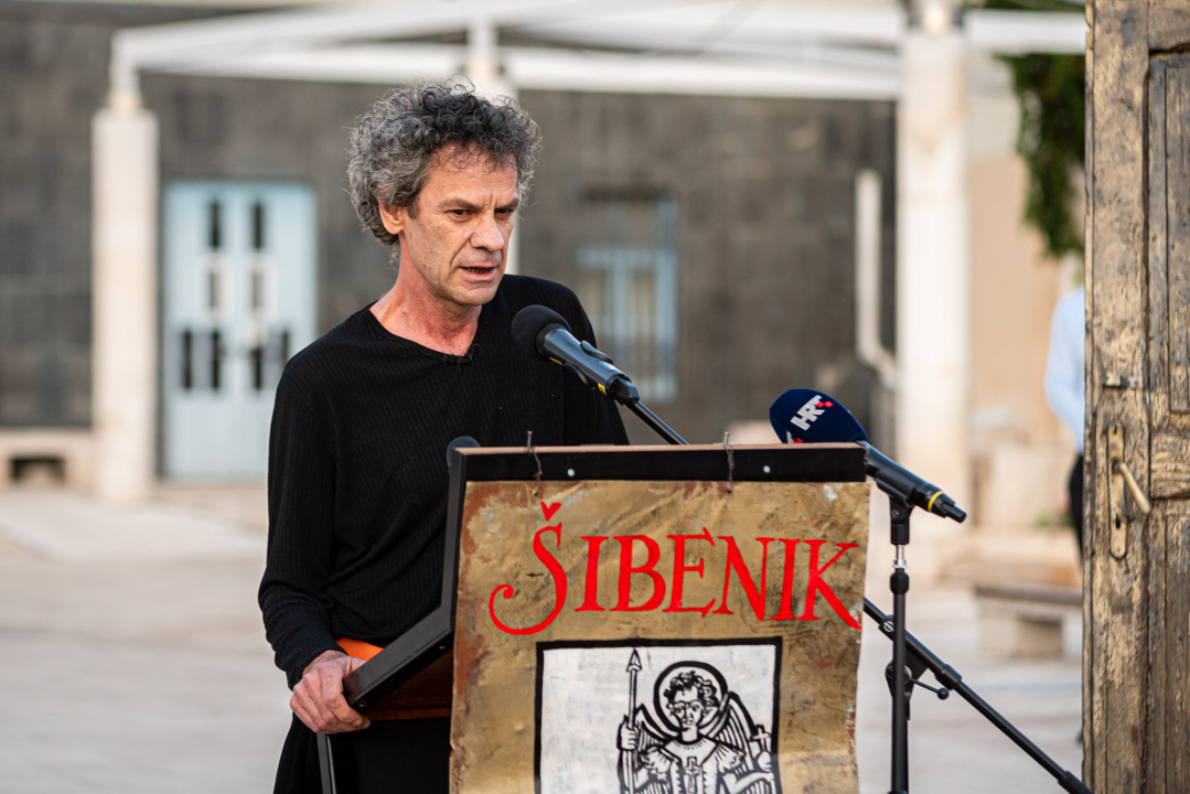 Brončana skulptura stare gradske jezgre Zvonimira Vile pred gradskom upravom: 'Uhvaćen je labirintski osjećaj grada, jedinstven za Šibenik'