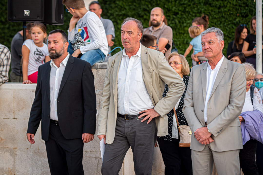 Brončana skulptura stare gradske jezgre Zvonimira Vile pred gradskom upravom: 'Uhvaćen je labirintski osjećaj grada, jedinstven za Šibenik'