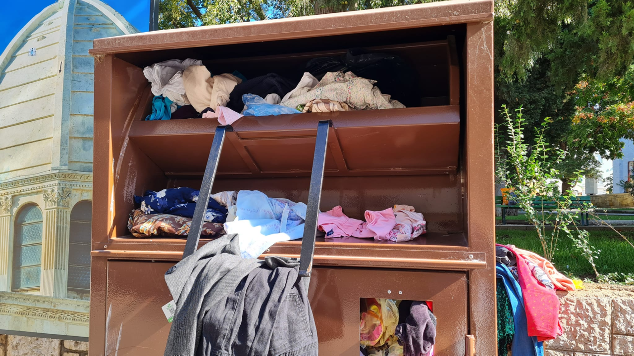 Stara roba kipi iz kontejnera po Šibeniku: Tekstilna industrija je ogroman problem u cijelom svijetu