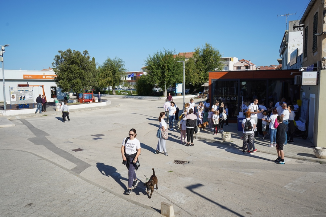 Pogledajte kako je Svjetski dan hodanja obilježen u Pirovcu: Skupljalo se i za pomoć maloj Kiari   