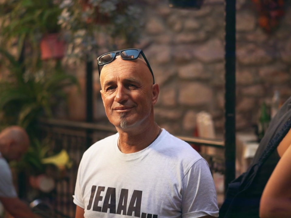 Teški osjećaji objavili singl ‘Susjeda’, u spotu glumi Dania Obratov, nizozemska reprezentativka u sanjkanju!