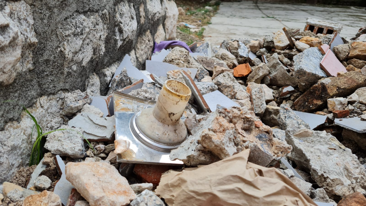 Na Baldekinu preuredili wc pa građevinski otpad bacili na trgić i tako stoji već dva tjedna