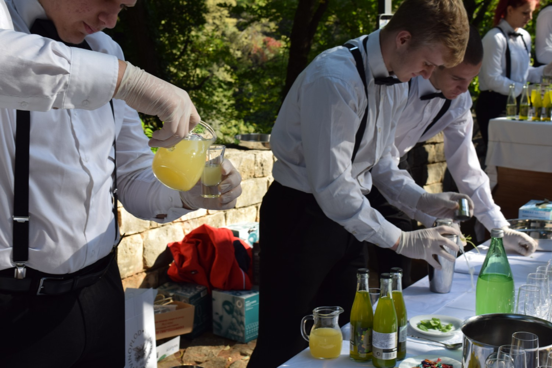 Šibenski srednjoškolci na Skradinskom buku predstavili koktel 'Tekući smaragd'