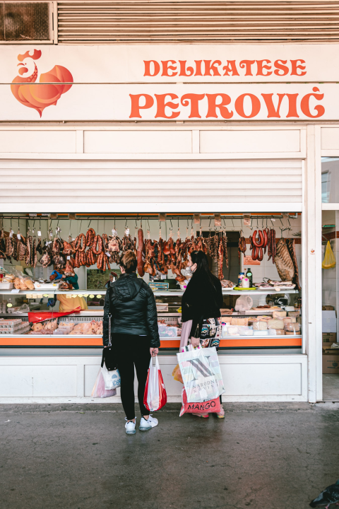Zima je, kažu, hladna i strašna, ali uz Delikatese Petrović bit će vam toplo barem oko srca!